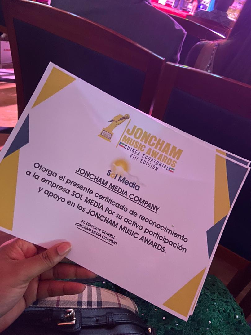 SOLMEDIAEG's tweet photo. Sol Media fue una de las empresas patrocinadoras del evento de #lospremiosjoncham.
La Directora General Maria Cándida Cabrer Ebalé en representación de Sol Media junto a Boom Tv entregaron el premio a mejor videoclip 2022 y SM le regaló al ganador la producción gratis de un video https://t.co/Xpzj2qdfih