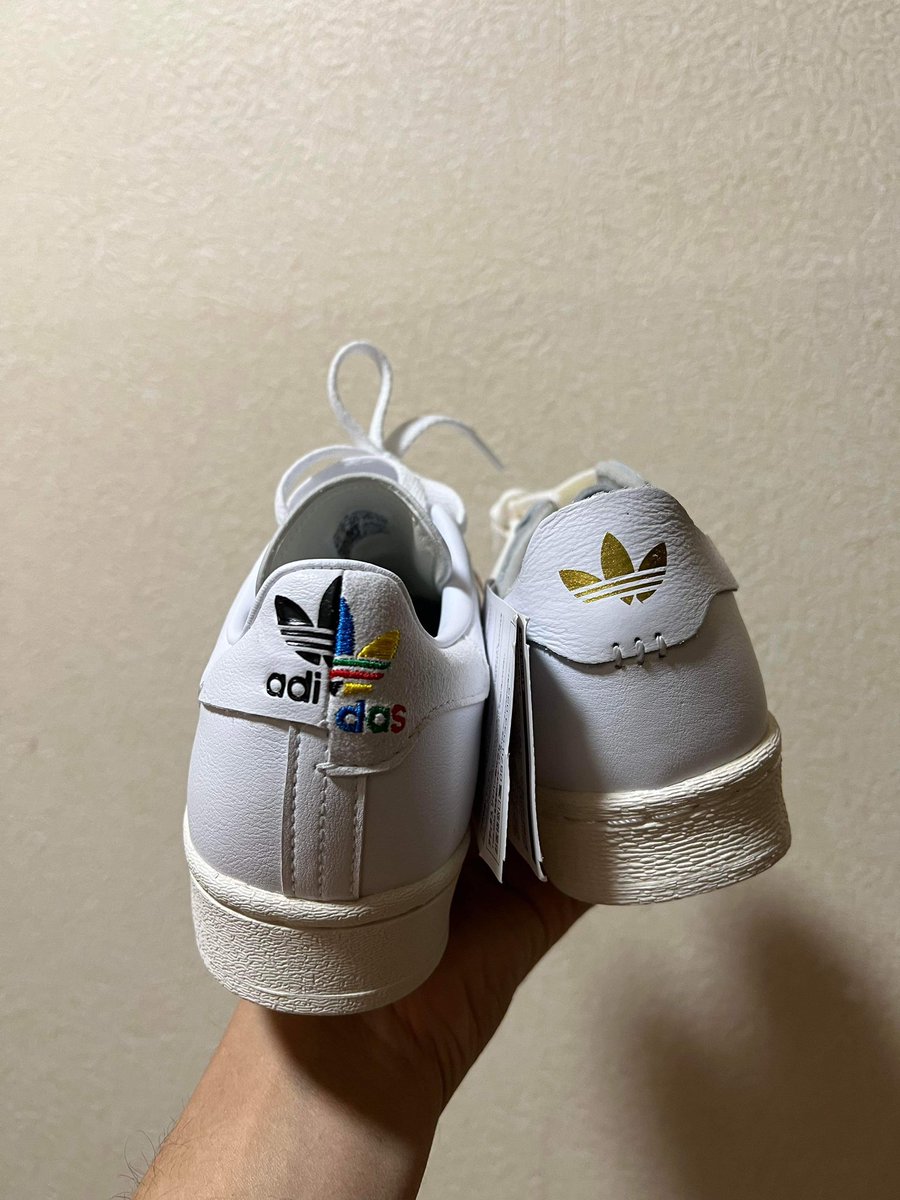 yk_takeo's tweet photo. Help what the.... wrong pair 😭@adidasoriginals @adidasJP @adidasoriginals https://t.co/bdMIgINC92