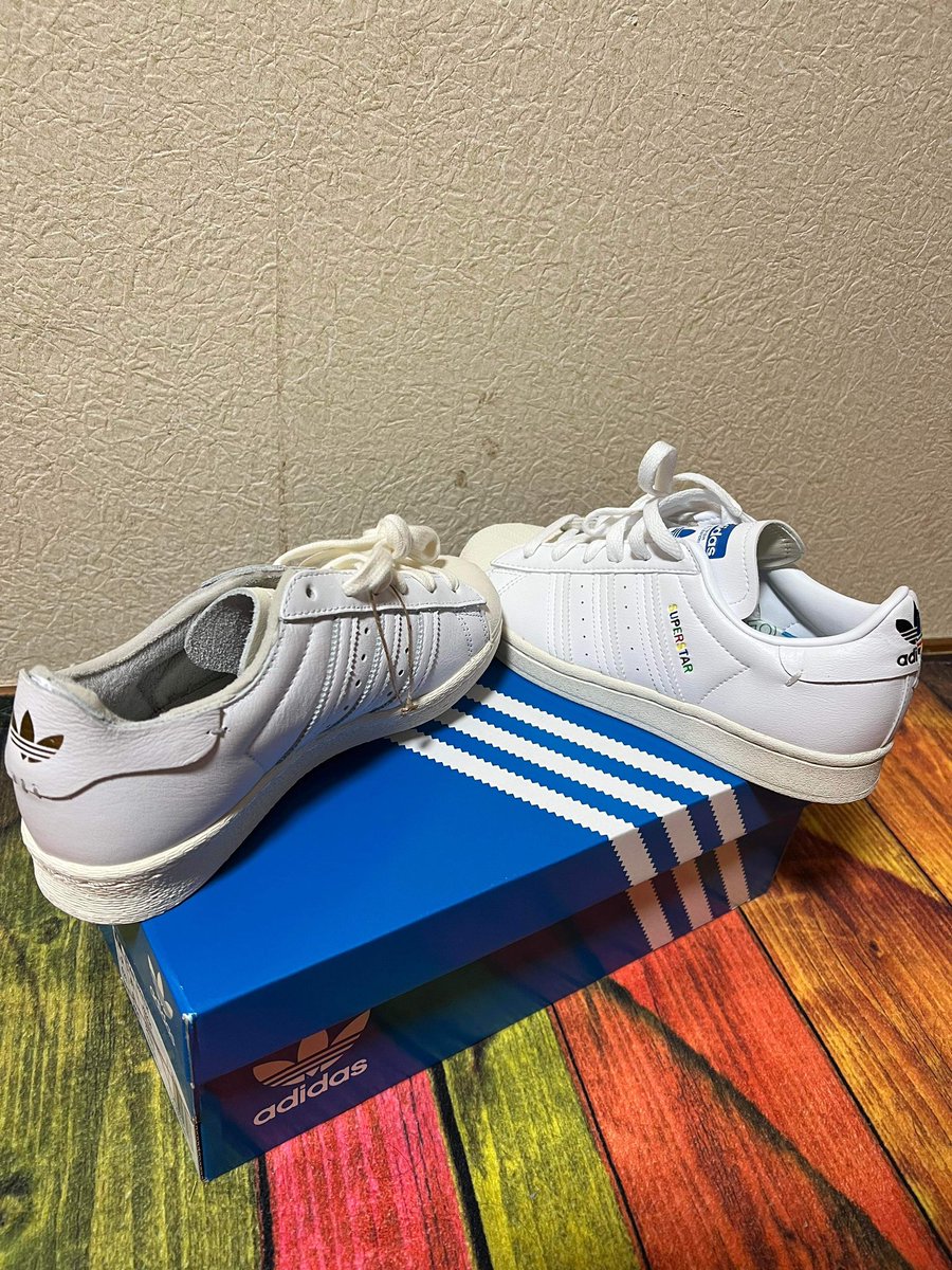 yk_takeo's tweet photo. Help what the.... wrong pair 😭@adidasoriginals @adidasJP @adidasoriginals https://t.co/bdMIgINC92