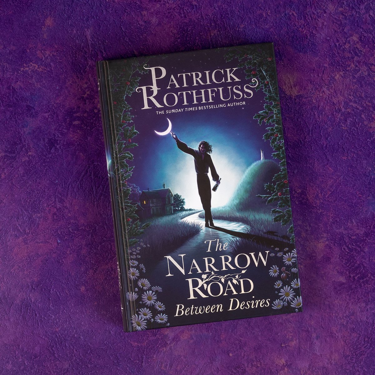 Magic. Mischief. Danger. Adventure. Discover @PatrickRothfuss' Kingkiller universe like never before with this must-read, fully illustrated novella following everyone's favourite fae, Bast. Out now: geni.us/TheNarrowRoad