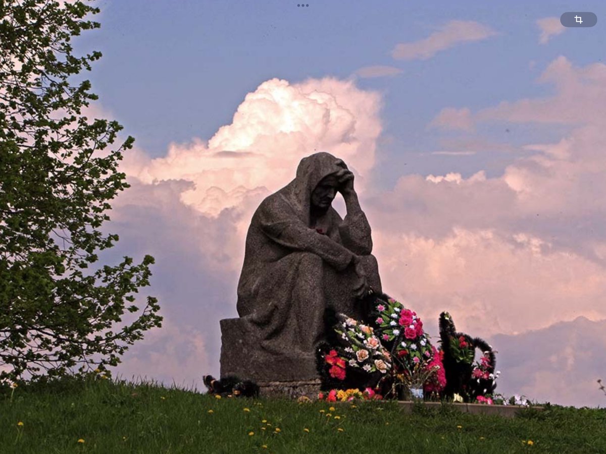 27 ноября 1943 года немецкие каратели заживо сожгли жителей Псковской деревни Красуха. Всех жителей деревни согнали в сарай, двери заколотили и сарай подожгли. В огне погибло 280 человек. В 1964 году в память о погибших жителях деревни был открыт обелиск.
Помним! 🙏🙏🙏💐