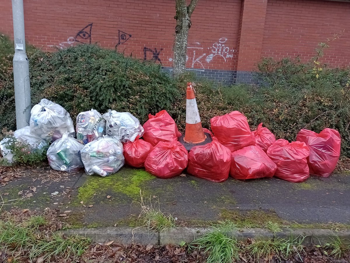 Julie27Rose's tweet photo. Two litter picks covered today. The weather was against us so an early finish π
Big thanks to Newport City Homes and Newport City Council for collection of these π
#keepingthecommunityclean π
Newport Canal Clean-up and Litter Picking Group π https://t.co/bPyjjAR17h
