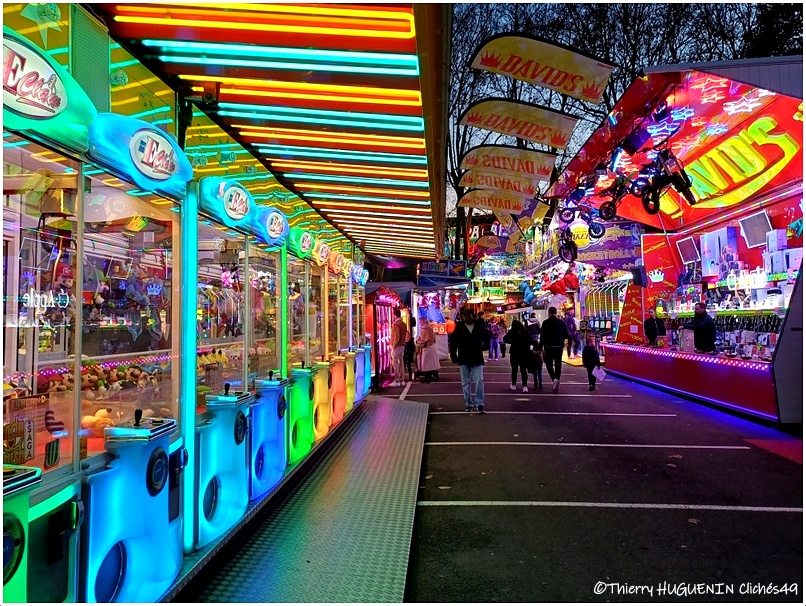 Cliches49's tweet photo. Ambiance nocturne à la Foire Saint-Martin à Angers
#foiresaintmartin #manege #feteforaine #forain #angers #photographie https://t.co/St2uFzFLqQ