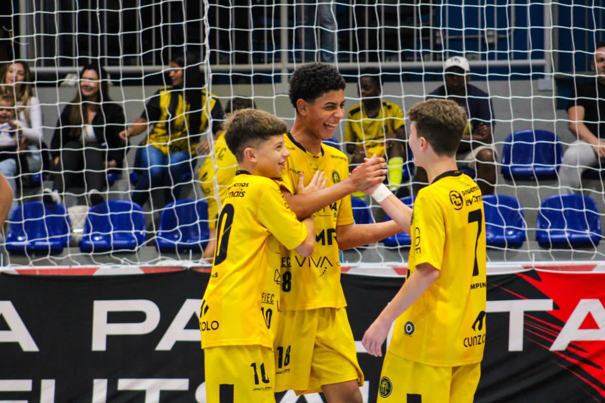 PuloCampinas's tweet photo. Um pouco do que foi o nosso domingo nas categorias de base em fotos! 🟡⚫️

Avançamos às semifinais da Liga Paulista Júnior de Futsal com as categorias Sub-11 e Sub-13. Já as categorias Sub-15 e Sub-17 se despediram da competição. https://t.co/z2lsnPtb2I