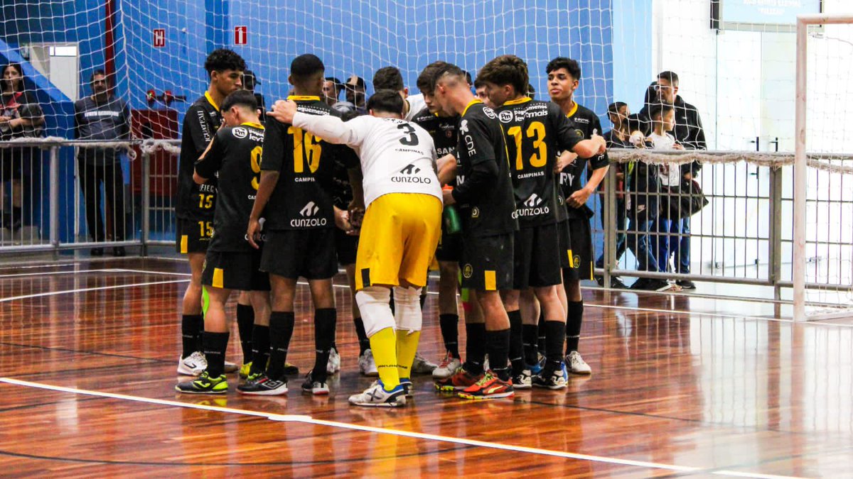 PuloCampinas's tweet photo. Um pouco do que foi o nosso domingo nas categorias de base em fotos! 🟡⚫️

Avançamos às semifinais da Liga Paulista Júnior de Futsal com as categorias Sub-11 e Sub-13. Já as categorias Sub-15 e Sub-17 se despediram da competição. https://t.co/z2lsnPtb2I