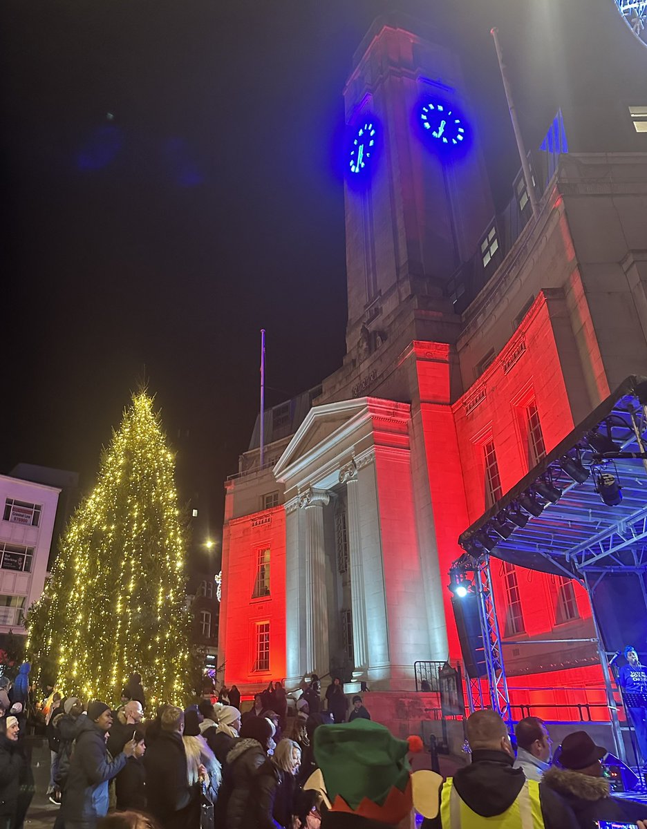 rach_hopkins's tweet photo. Delighted to join the Mayor &amp; @Javeria79H from @LutonRising at the #LightingUpLuton Christmas lights switch on yesterday. 

Fantastic entertainment and great to see so many families out enjoying the atmosphere despite the cold!

#ChristmasInLuton @StepForwardLTN https://t.co/7VpvSCj0CP