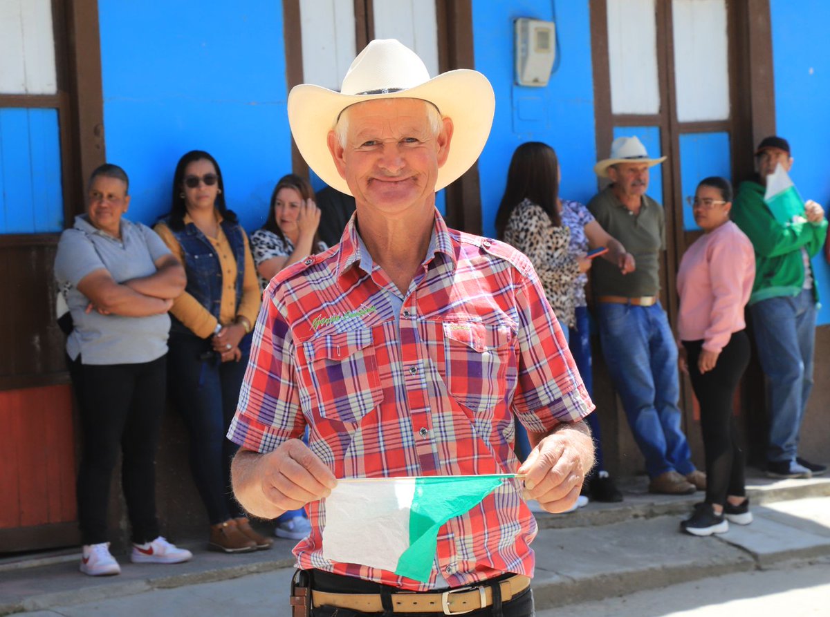 anibalgaviria's tweet photo. Hoy también celebramos la renovación completa del alumbrado público en la centralidad de Labores -  Belmira. ¡Con #AntioquiaLED iluminamos nuestros corregimientos y los convertimos en territorios de VIDA! https://t.co/8ifwgdOvF3