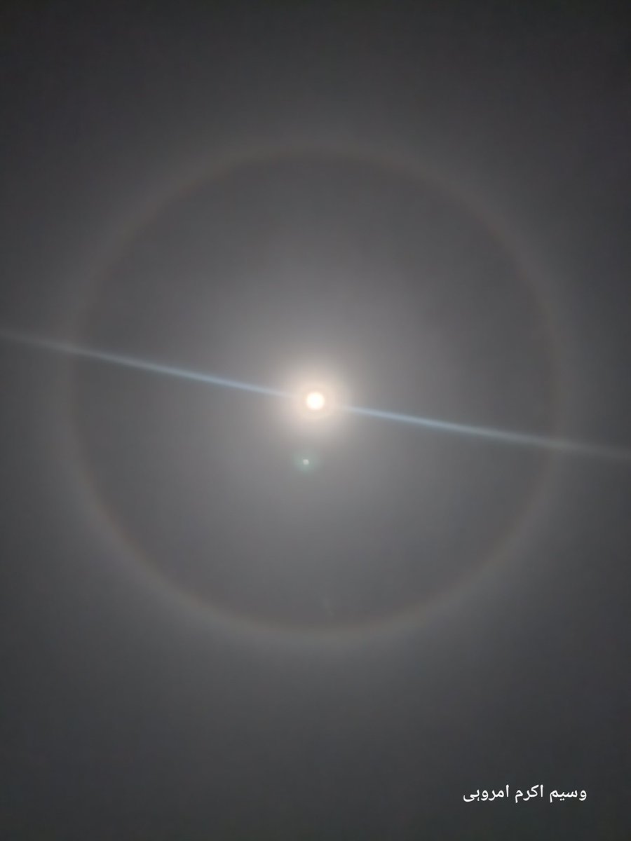WaseemAkram_'s tweet photo. ये चांद के पास सर्कल कैसा है?
#moon #todaymoon #moonupdate #mooncircle https://t.co/RtHfIQJDkW