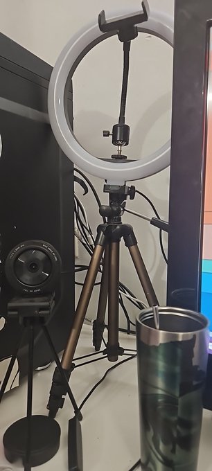 No way my freaking ring light just broke......... https://t.co/TXR6PoHTtI<a href="/tag/realloyalfans"class="tags"><span>#realloyalfans</span></a>