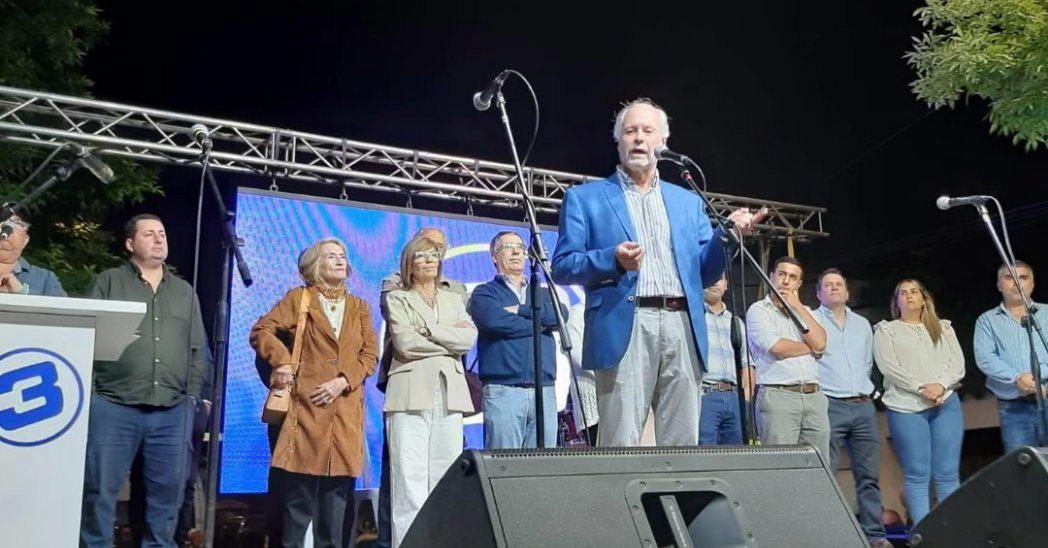 PNACIONAL's tweet photo. "Esta Lista es lo que soñamos que fuera", afirmó @sergiobotana en el acto por los 25 años de #La3, este sábado en Melo https://t.co/74Smb3aOIR