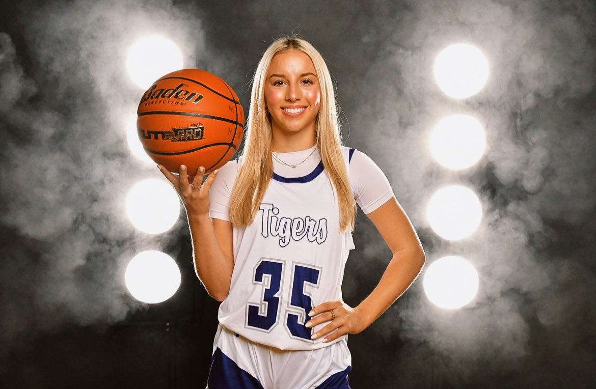 FordPacey's tweet photo. media day!📸🤍#seniorseason https://t.co/7iTzisQQ7V