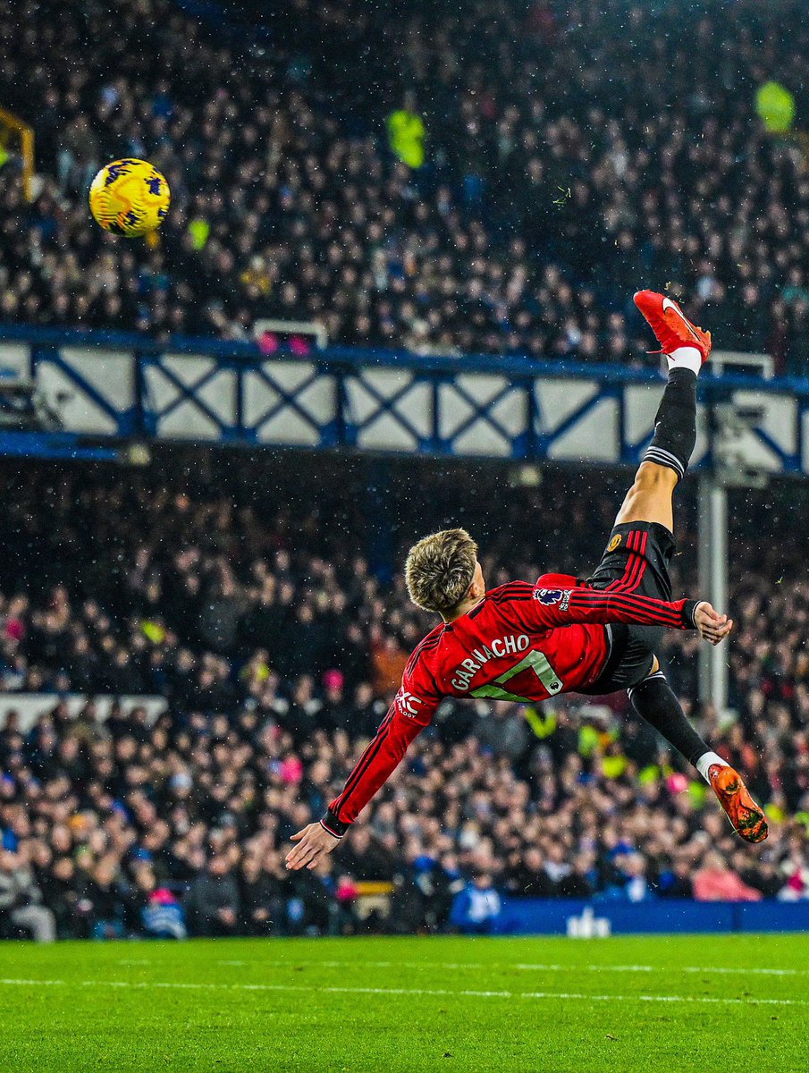 No Manchester United fan can scroll past this pic without liking. 

The best overhead kick ever❤️