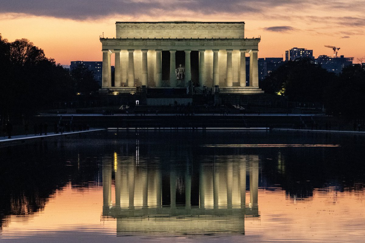 DianeKrauthamer's tweet image. #LincolnMemorial reflecting on the #ReflectingPool just after sunset 🪞