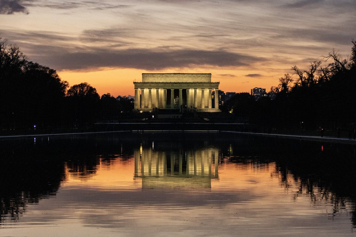 DianeKrauthamer's tweet image. #LincolnMemorial reflecting on the #ReflectingPool just after sunset 🪞
