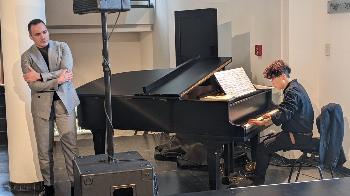Die diesjährigen Magdeburger Bayreuth-Stipendiat:innen des Richard-Wagner-Verbandes (RWV) heute am <a href="/TheaterMagdebur/">Theater Magdeburg</a>: Pianistin Tsai-Ju Lee (Taiwan) und Bariton Marko Pantelic (Serbien). Gemeinsam mit der Präsidentin des RWV, Prof. Dr. Manuela Schwartz, Rektorin der <a href="/hs_magdeburg/">Hochschule Magdeburg-Stendal</a>