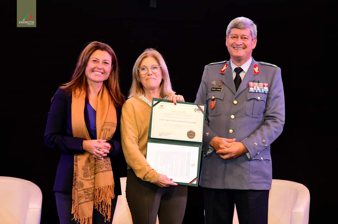 Exercito_pt's tweet photo. O Exército 🇵🇹, em parceria com a idD Portugal Defence atribuiu os certificados "PRT Army Tested" e "Combat Proven" a produtos desenvolvidos pela Indústria Nacional, no evento “Inovação e Modernização Tecnológica no Exército”, em Oeiras.

#CEMTEx @idDPortugal https://t.co/RCQZPGFSSL