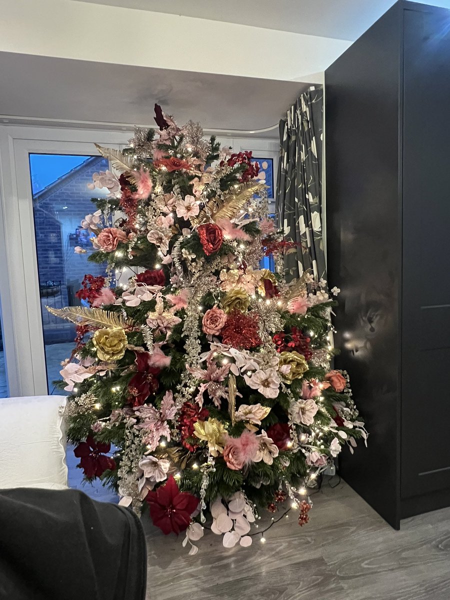 andydillon72's tweet photo. Well kitchen,lounge and hall trees and wreaths are up. #christmasdecor #christmasdecorations #ChristmasTree #christmas #itsbegintoolookalotlikechristmas https://t.co/WE2hC9dDq0