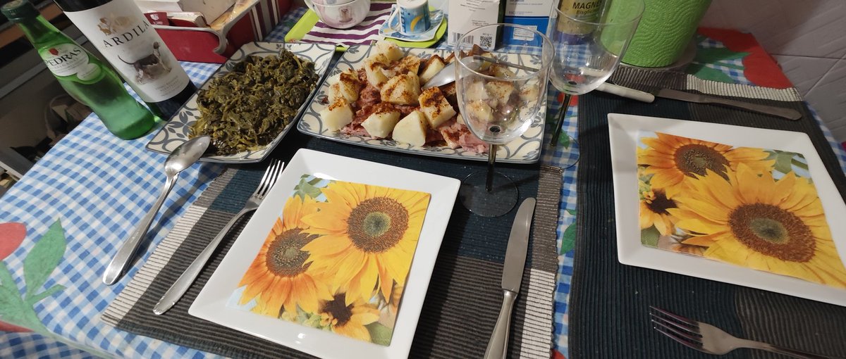 O meu de hoje, ao estilo de casa: lacão à galega com batata cozida IGP #Galiza (A Limia), couve grelo refogado com alho do Rosal (#BaixoMiño), Galiza, azeite DOP #TrásOsMontes q.b., Vinho Regional Alentejano «Ardila», Herdade dos Arrochais, #Amareleja, concelho de #Moura...
1/2