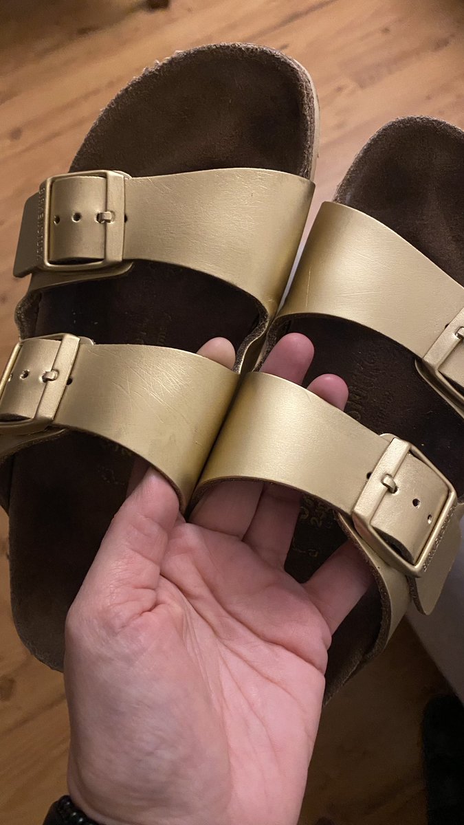Flamme_'s tweet photo. Ay ben #selsil ile komple soyduğum #Birkenstock’ları 350₺’ye boyattım! Cillop olmuş ya! https://t.co/2FoUejaYa4