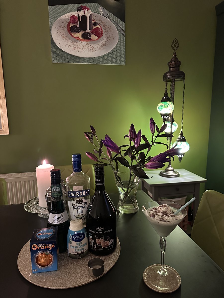 philipnolan1's tweet image. #ThisWeekendsCocktail #RoundTwo - The Lamplighter Martini
You'll need:
25ml Irish cream
25ml vodka
25ml crème de menthe
25ml single cream
Combine all with lots of ice and shake well. Pour into a martini glass and top with whipped cream and crushed Terrys chocolate orange.
