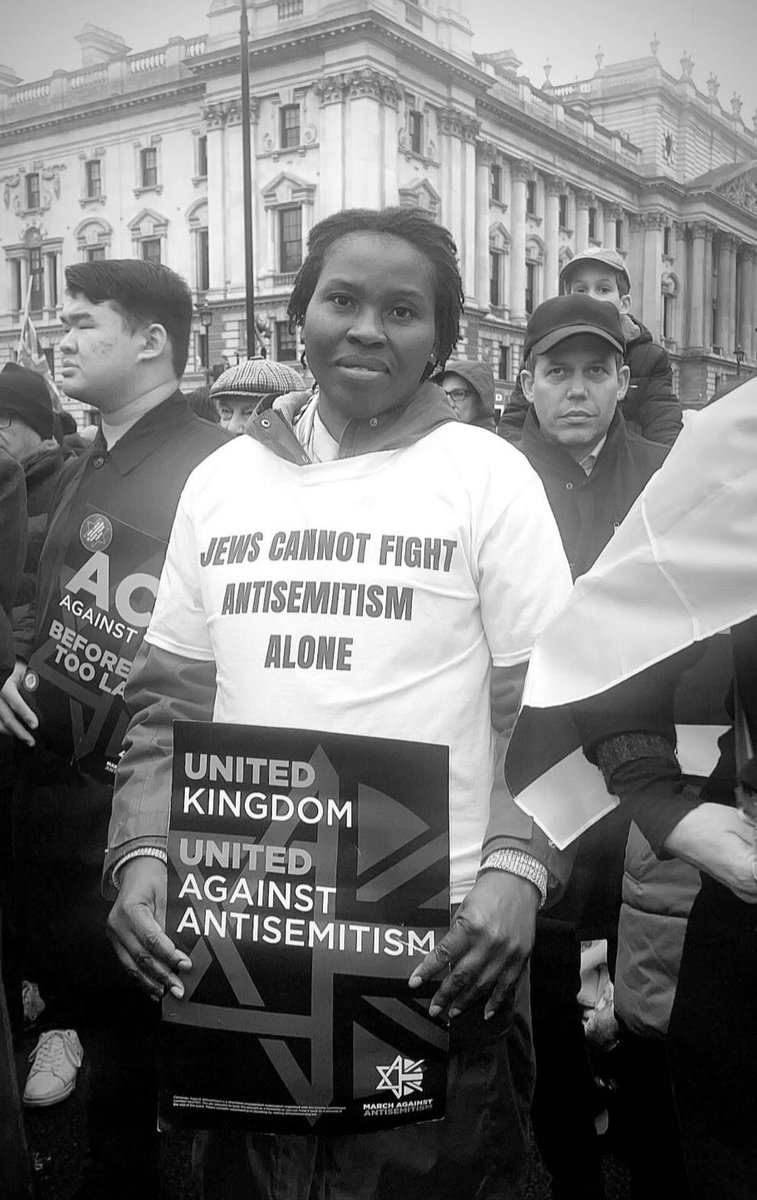 laurenhb18's tweet photo. Shoutout to this amazing woman and all the other incredibly brave non-Jews who marched today alongside British Jews to fight antisemitism! One of my favourite pictures taken today. #MarchAgainstAntisemitism https://t.co/B2lqLIuK7t