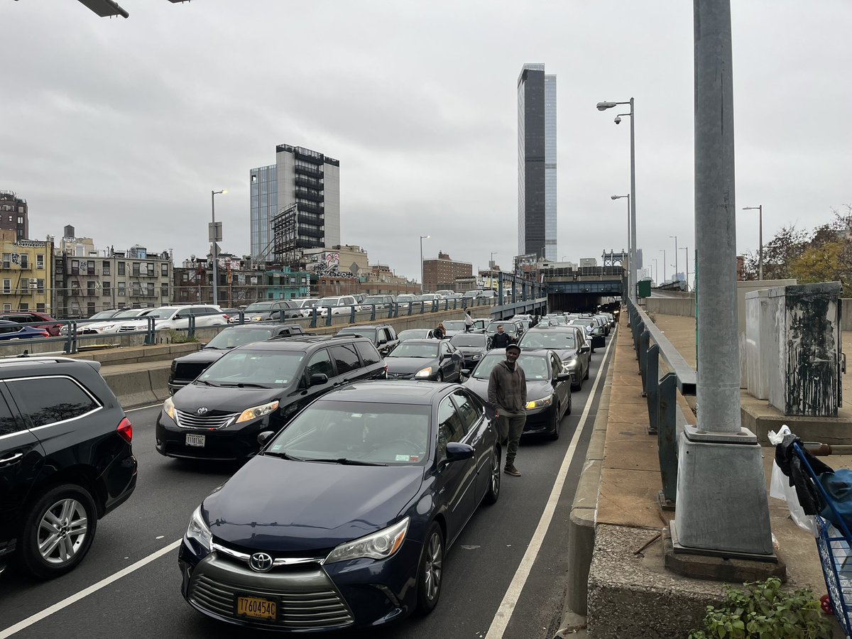 sophiehurwitz's tweet photo. Happening now: @jvplive blocking the Manhattan Bridge for a permanent ceasefire. Three activists arrested trying to hang a banner. Folks are getting out of their cars, protesters engaging them to explain what’s going on https://t.co/lyhB5rBuMN