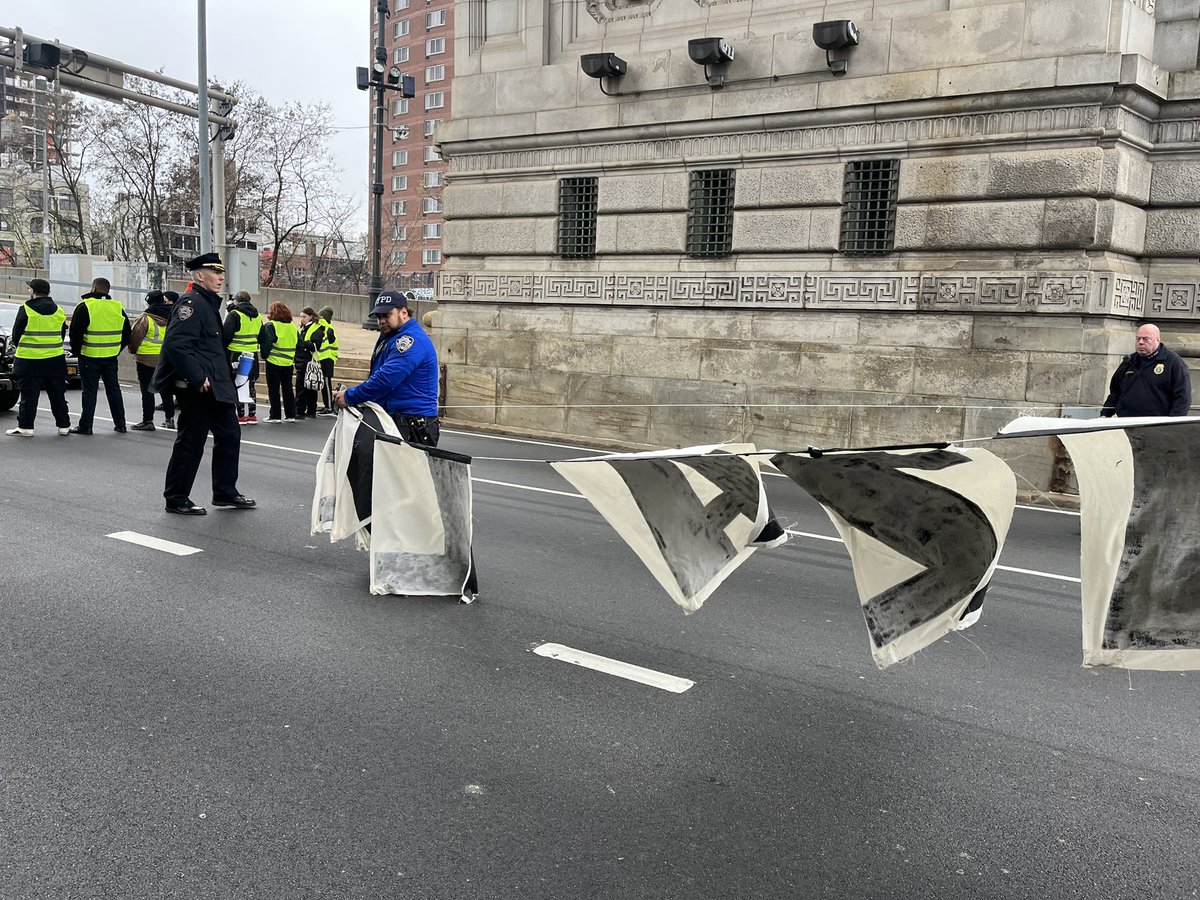 sophiehurwitz's tweet photo. Happening now: @jvplive blocking the Manhattan Bridge for a permanent ceasefire. Three activists arrested trying to hang a banner. Folks are getting out of their cars, protesters engaging them to explain what’s going on https://t.co/lyhB5rBuMN