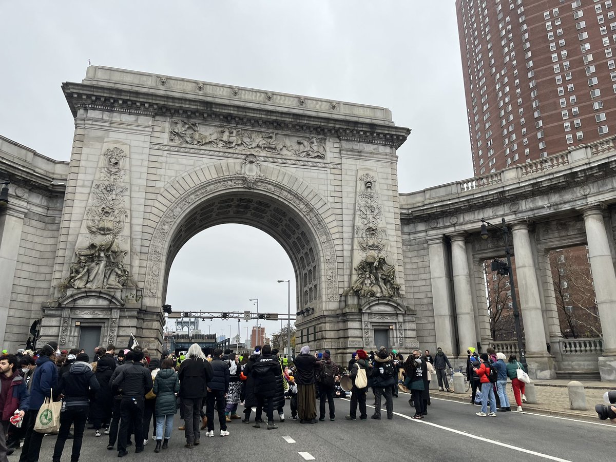 sophiehurwitz's tweet photo. Happening now: @jvplive blocking the Manhattan Bridge for a permanent ceasefire. Three activists arrested trying to hang a banner. Folks are getting out of their cars, protesters engaging them to explain what’s going on https://t.co/lyhB5rBuMN