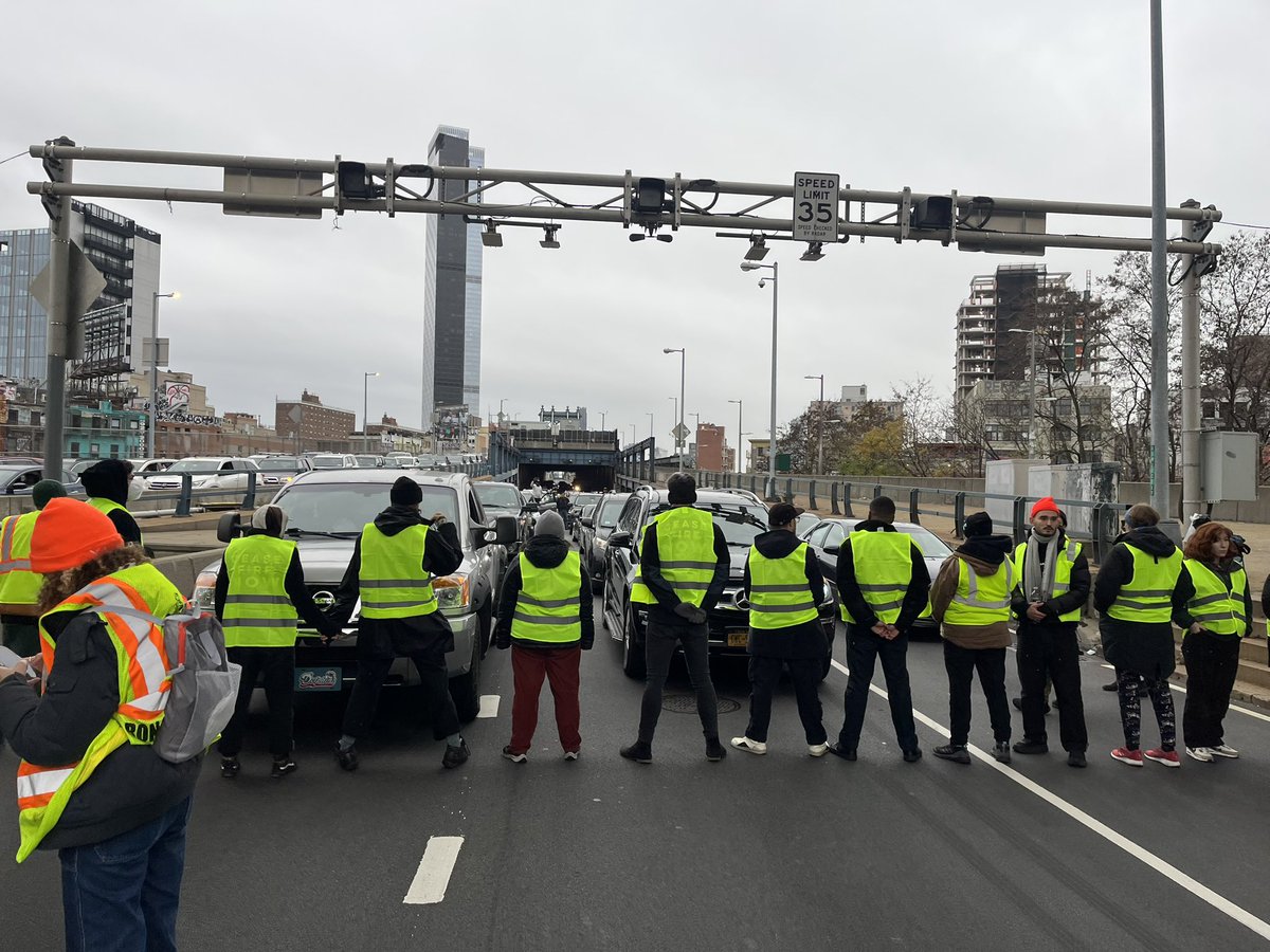 sophiehurwitz's tweet photo. Happening now: @jvplive blocking the Manhattan Bridge for a permanent ceasefire. Three activists arrested trying to hang a banner. Folks are getting out of their cars, protesters engaging them to explain what’s going on https://t.co/lyhB5rBuMN
