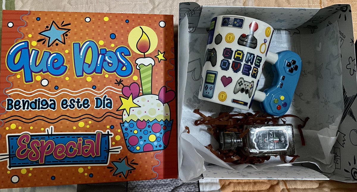 honeychrisv's tweet photo. Este fue el regalito que le di a mi Chris bello… 
Le dije que era para que tome agüita 😁♥️ https://t.co/ht5api2Bby