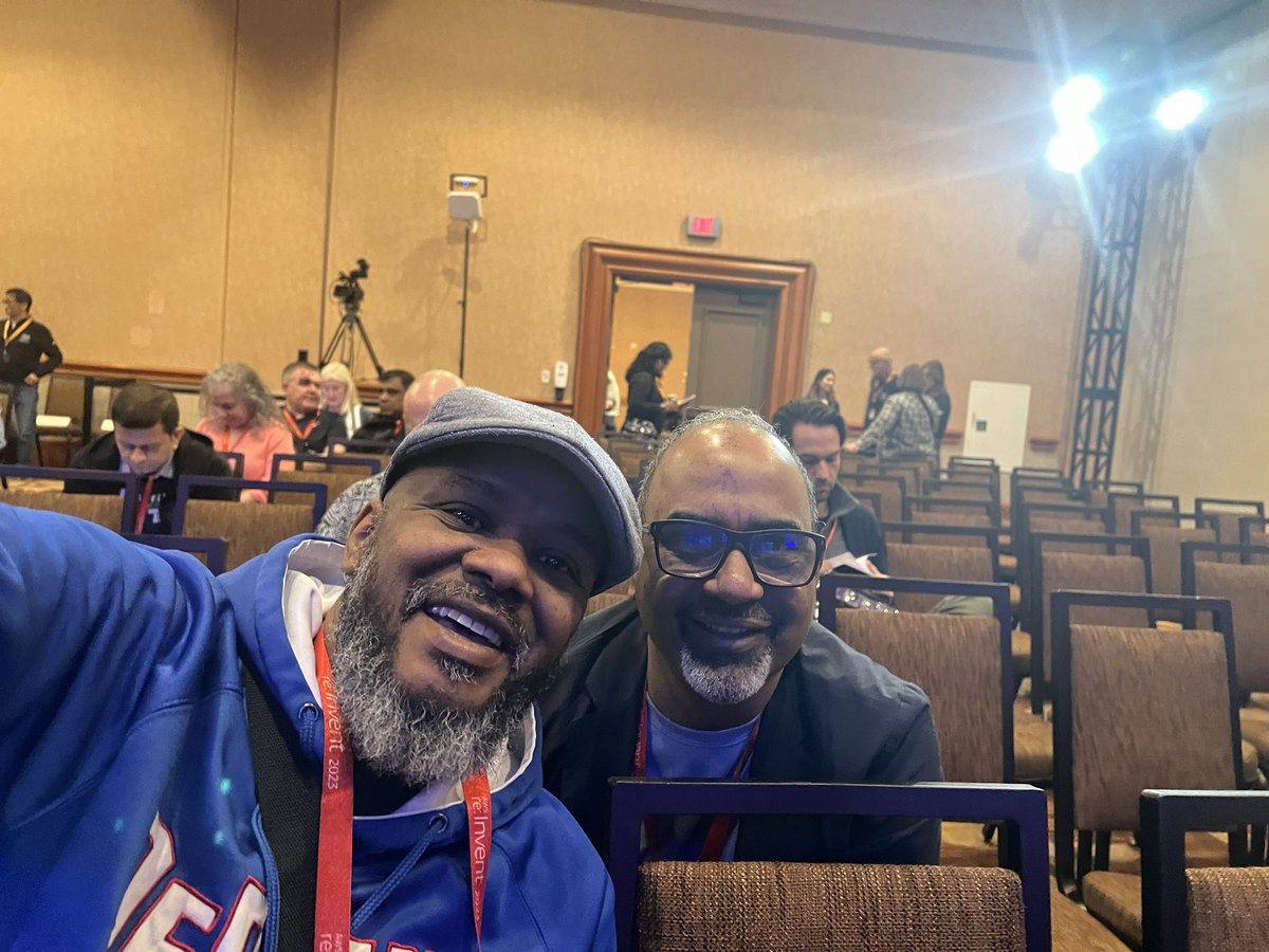 CTOAdvisor's tweet photo. Waiting for the start of some analyst goodness with @sarbjeetjohal #reinvent https://t.co/qiIZlaWlAt