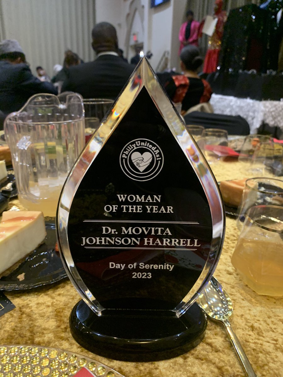 #dayofserenity2023 Congratulations @tonepo5 on a beautiful black tie gala supporting families impacted by gun violence. We are grateful for all that you do to improve the city. Thank you for honoring me with the “Woman of the Year” award!! 👑💪🏾💐🥰♥️