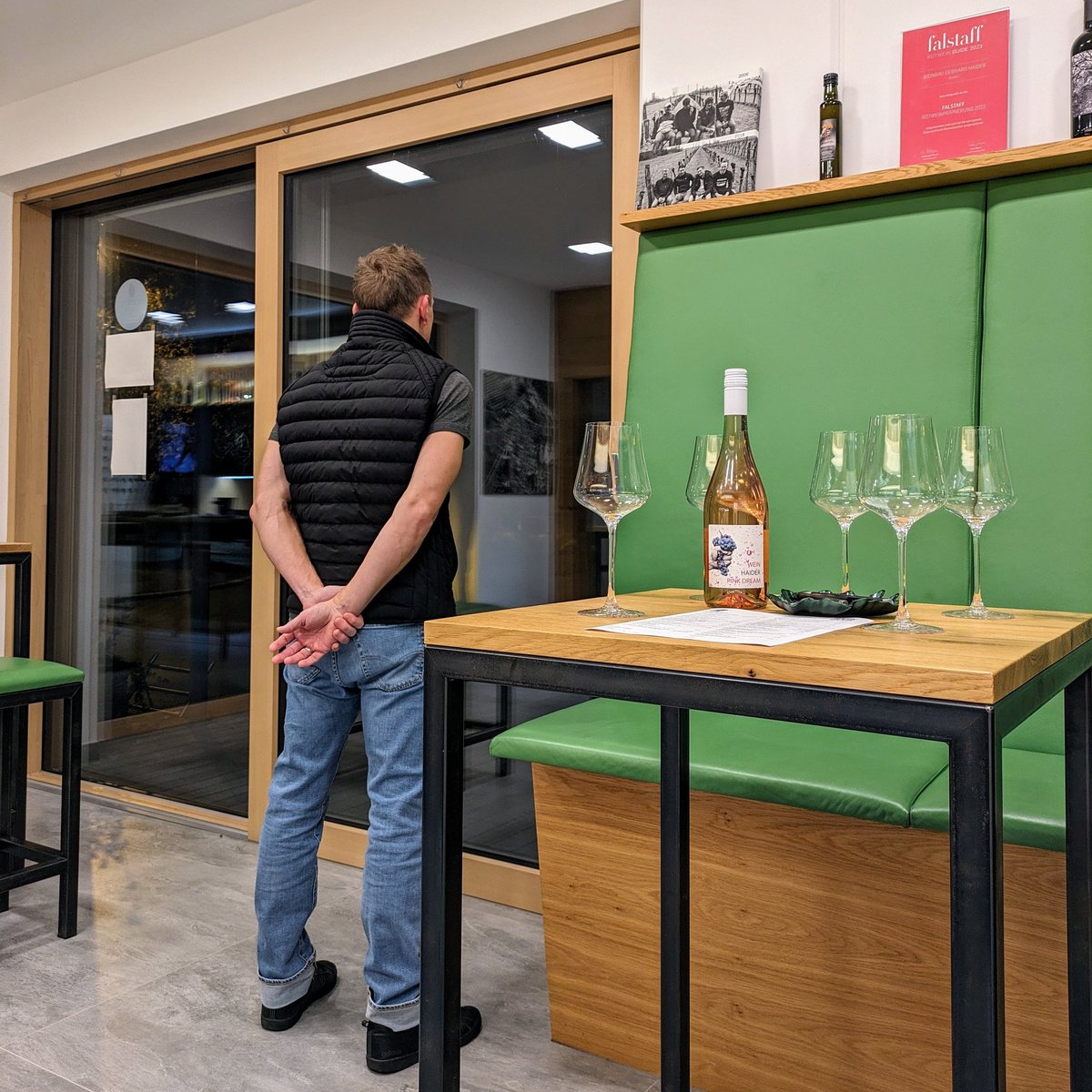 WeinHaider's tweet photo. Wenn du schon voll motiviert bist... 🥂aber dein Verkostungstermin verspätet sich.😞😄
https://t.co/wBJ82DwUqo
#weinverkostung #weinhaider #vorfreude #spaß #spass #gesellschaft #winzer #narcos #memes #meme #sonntag #sonntagabend #trinken #neusiedlerseedac #austrianwine #wein https://t.co/1lXbIEOI8D