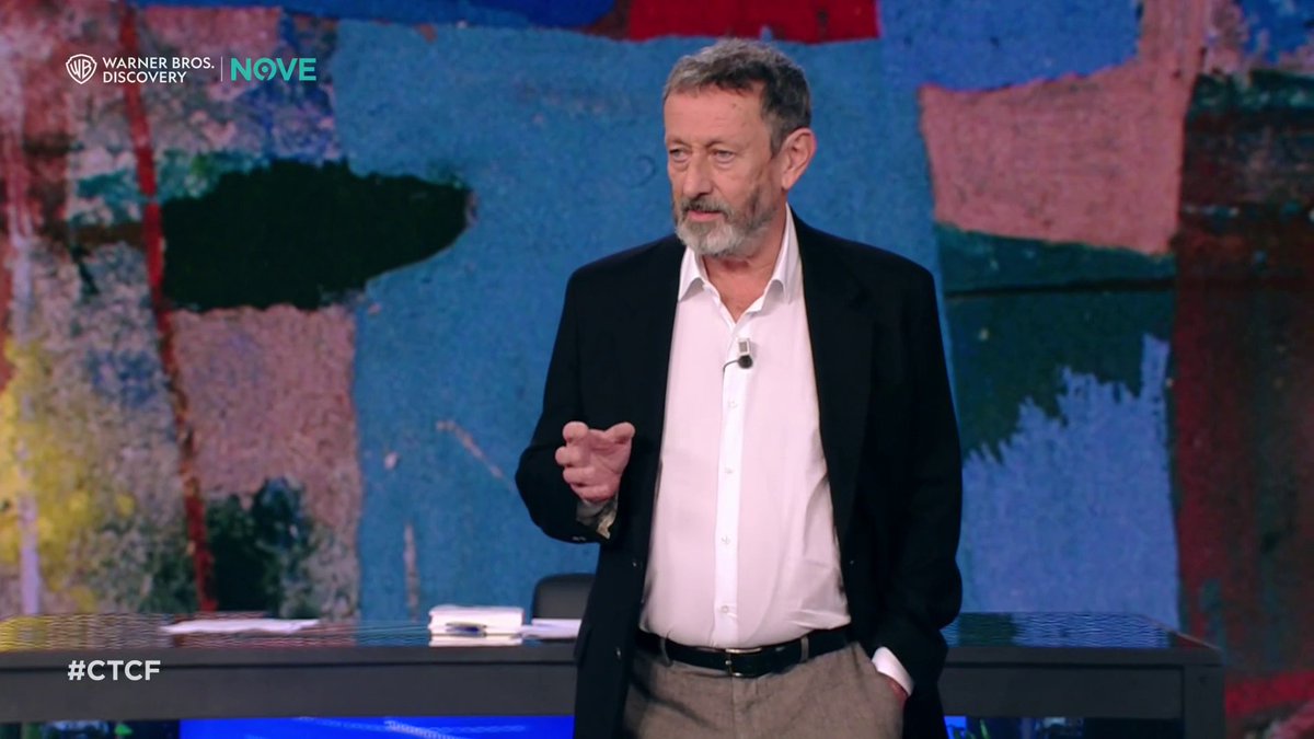 chetempochefa's tweet photo. "Poi l’intreccio, come accade quasi sempre, si è sciolto da solo. Lei è salita in macchina e se ne è andata. Io sono rimasto lì come un pirla, come si dice a Milano, e ci ho pensato sopra.

Mi veniva da dire: ma io, in quanto me, non c’entro niente. Non devo sentirmi in imbarazzo per il semplice fatto che cammino per la strada. Come persona, è un ragionamento legittimo. Come maschio, purtroppo no. Che io lo voglia o non lo voglia, il semplice fatto di essere un maschio mi permette di fare a piedi anche tutta la circonvallazione, di notte, senza sentirmi preda. Se fossi femmina, non potrei farlo con la stessa libertà. I maschi non hanno paura fisica delle femmine. Le femmine hanno paura fisica dei maschi.

Per questo si dice: è un problema di genere. Vuol dire che riguarda tutti, che nessuno può sentirsi esentato dal ragionarci sopra – a meno che non sia abituato a ragionare in generale. È come quando si parla della disuguaglianza di classe. Non vuol dire che tutti i ricchi sono stronzi, anche se qualcuno lo è. Vuol dire che nascere ricchi o nascere poveri, pesa, eccome, nella vita di tutti noi. Riguarda tutti. Nessuno escluso. Per questo è nata la politica: perché ci sono cose che non possiamo risolvere da soli, ognuno per conto suo. La sopraffazione delle femmine da parte dei maschi non può essere risolta dicendo 'ah, ma io quelle cose non le faccio'. Deve diventare una questione politica di prima grandezza, così come è stato nelle magnifiche manifestazioni di ieri."

Michele Serra a #CTCF