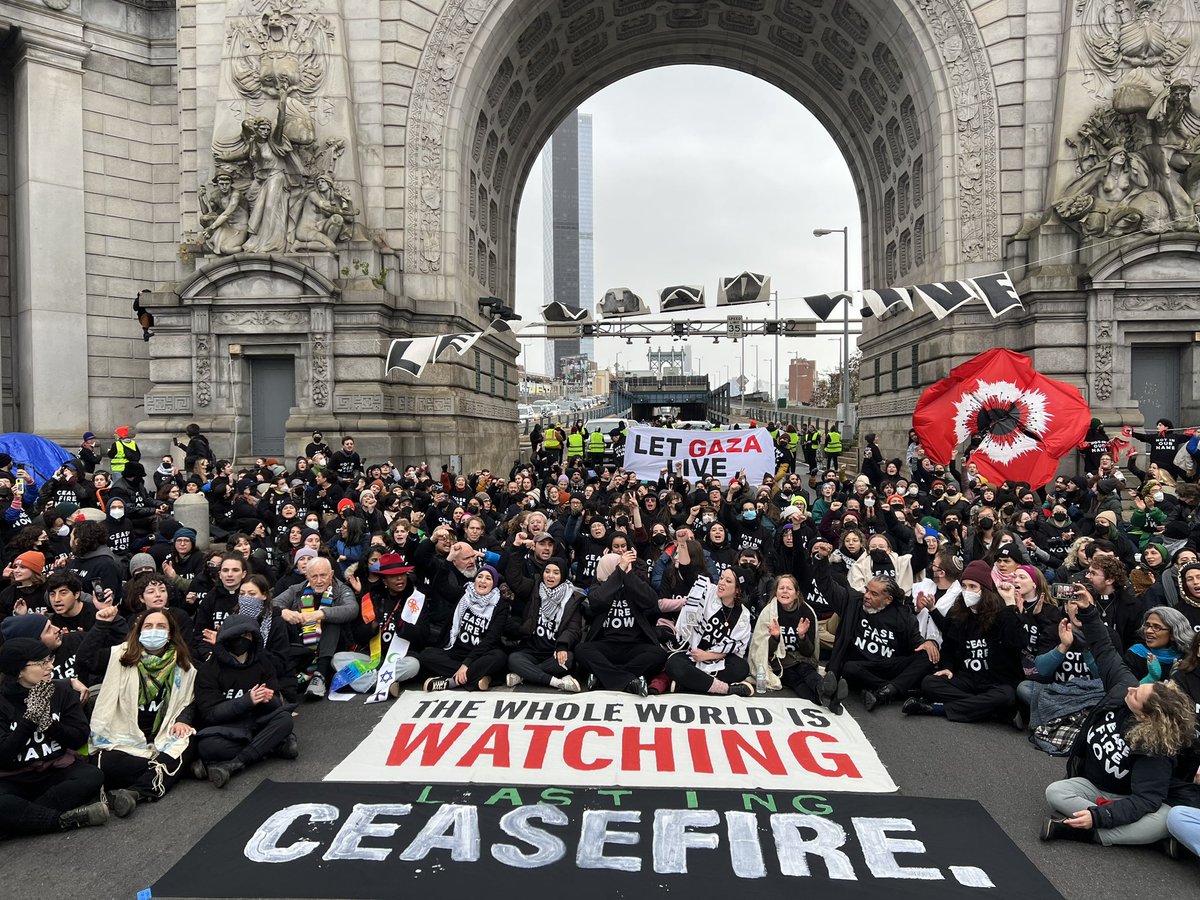 LIVE: OVER 1,000 JEWS AND ALLIES SHUT DOWN THE MANHATTAN BRIDGE ON THE BUSIEST TRAVEL DAY OF THE YEAR TO DEMAND A PERMANENT AND LASTING CEASEFIRE. cc @jvplive @jvpliveNY