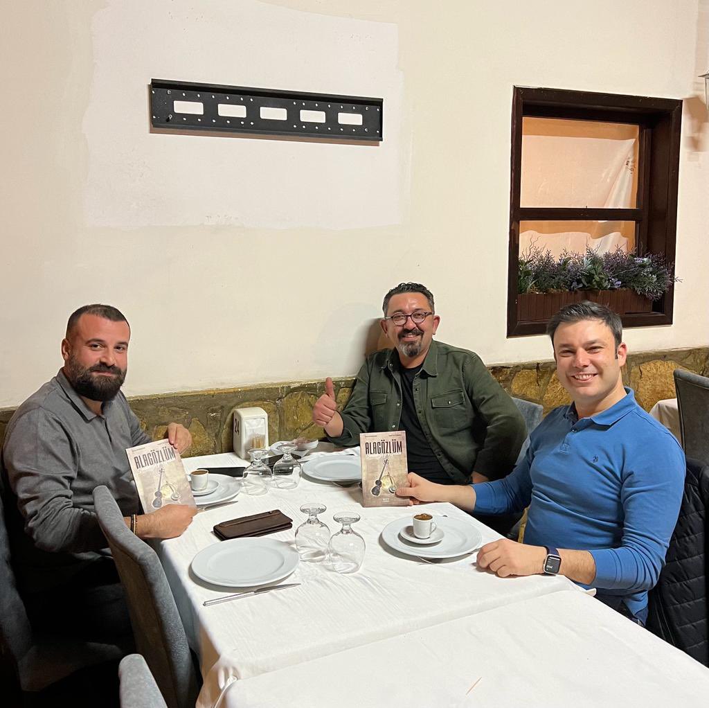 yarisanaliz1's tweet photo. Değerli dostum, At ve Tarih Programındaki partnerim, Atçılık tarihi uzmanı Tuğşad Ata Türkmen’in yeni kitabını kutluyoruz. Gelişim Üniversitesi Rektör Yardımcısı Arda Öztürkcan hocamız ile keyifli bir akşam. @ardaozturkcan @Tugsadata https://t.co/gtU2hIgCKl