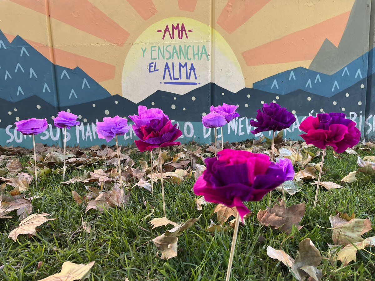 XandraLunar's tweet photo. Leganes se llena de flores moradas en recuerdo de todas las víctimas de la violencia de género! #SeAcabo https://t.co/tnvTTcRK7i