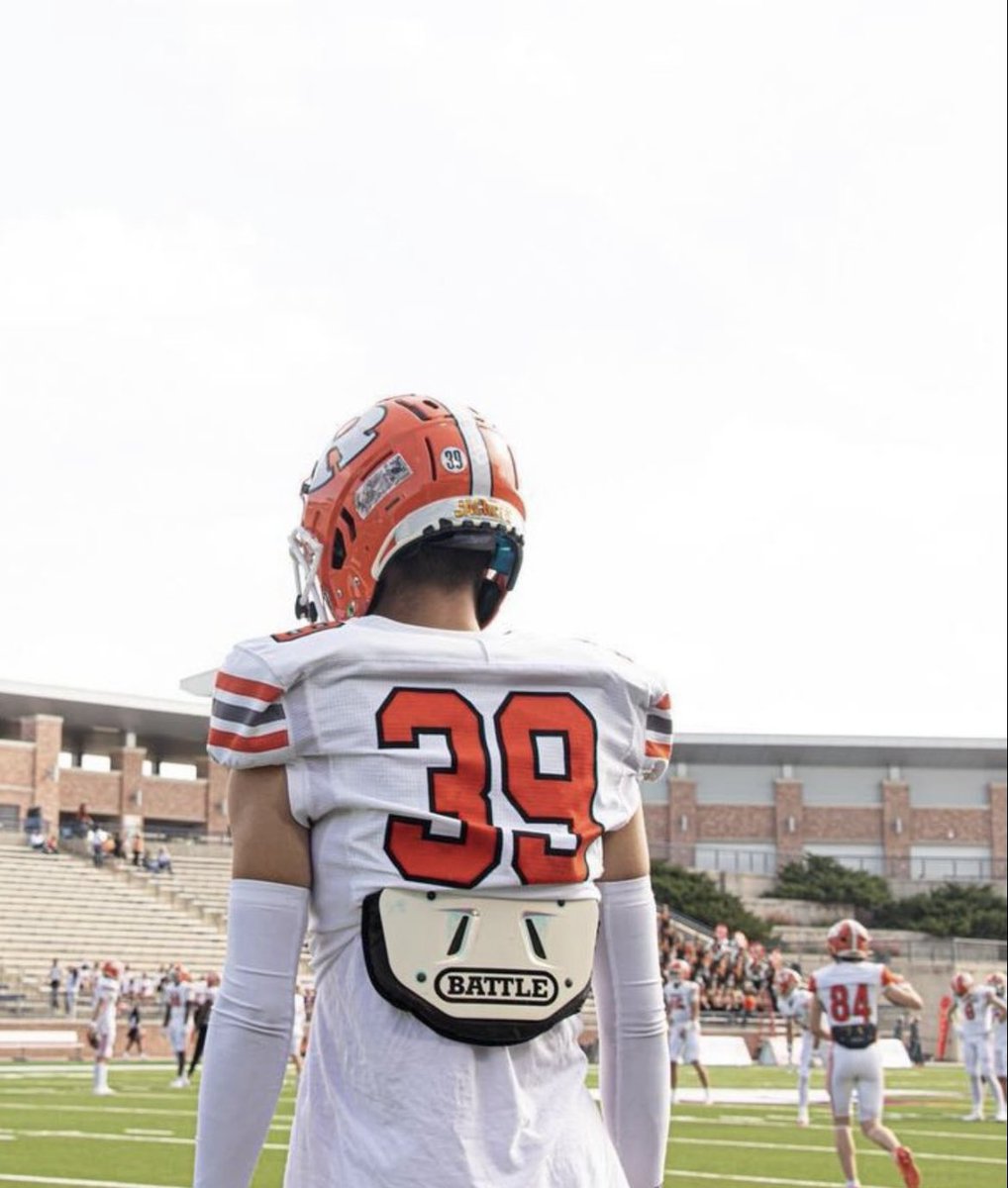 benvike6's tweet photo. Thankful for Rockwall football and all my amazing teammates and coaches that made these past 4 years unforgettable. I knew every time I put on the pads I was playing for something way greater than just myself. The Lord has truly blessed me, Jacket for life. #JFND🧡🖤 https://t.co/gpqVl5XsgY