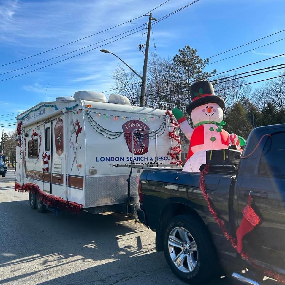 LondonSAR's tweet photo. It was a #SuperheroChristmas parade for LSAR today at the #HydeParkBIA  and Hyde Park &amp; District Lions Club Christmas parade! Beautiful day, lots of families out and food collected for the food bank. 

Thanks to our organizers! https://t.co/ioNPTW7ZYM