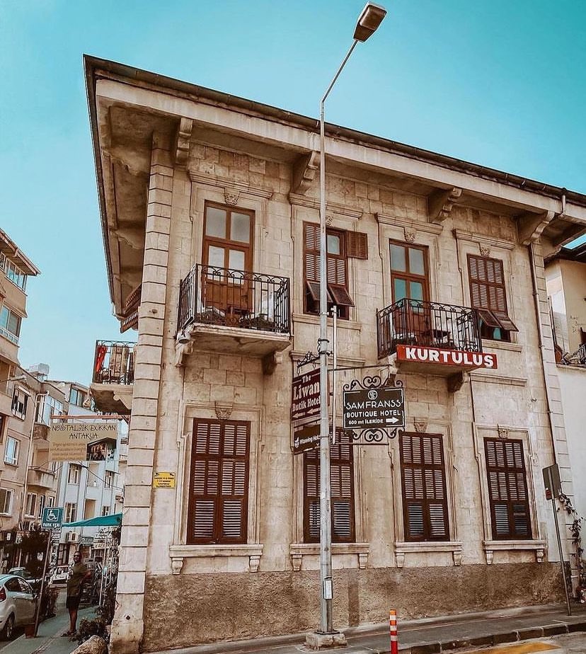 antakyapedia's tweet photo. Bir şehri anlatmaya nereden başlar insan ? Geçmiş zamanlarından mı, bugünden mi, ikisini harmanlayan tek bir cümleyle mi ? Bir şarkıyla, bir şiirle, bir renkle mi ?  Yoksa hepsi mi ?  

#ANTAKYA 🖤 https://t.co/mxQ4y5FXMl