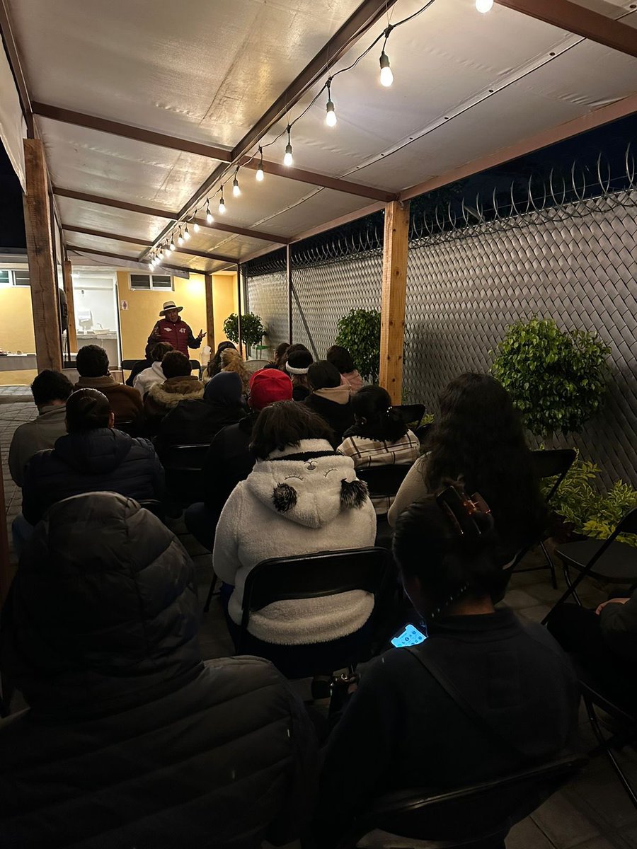 GlezHSer's tweet photo. Gracias amigos y amigas de #Tlaxcala colonia volcanes, por invitarme a una noche muy interesante de diálogo y apertura, de cómo nuestro movimiento crece y se fortalece en cada rincón del estado. ¡Que viva la 4T! 🙌🏻 

#SergioHechoEnTlaxcala
#SergioGonzalezEsLaRespuesta https://t.co/cUReVBqLOm