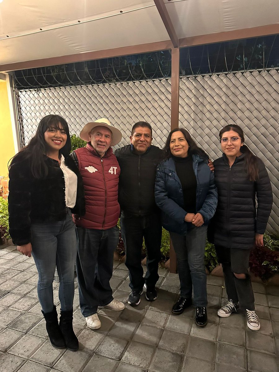 GlezHSer's tweet photo. Gracias amigos y amigas de #Tlaxcala colonia volcanes, por invitarme a una noche muy interesante de diálogo y apertura, de cómo nuestro movimiento crece y se fortalece en cada rincón del estado. ¡Que viva la 4T! 🙌🏻 

#SergioHechoEnTlaxcala
#SergioGonzalezEsLaRespuesta https://t.co/cUReVBqLOm
