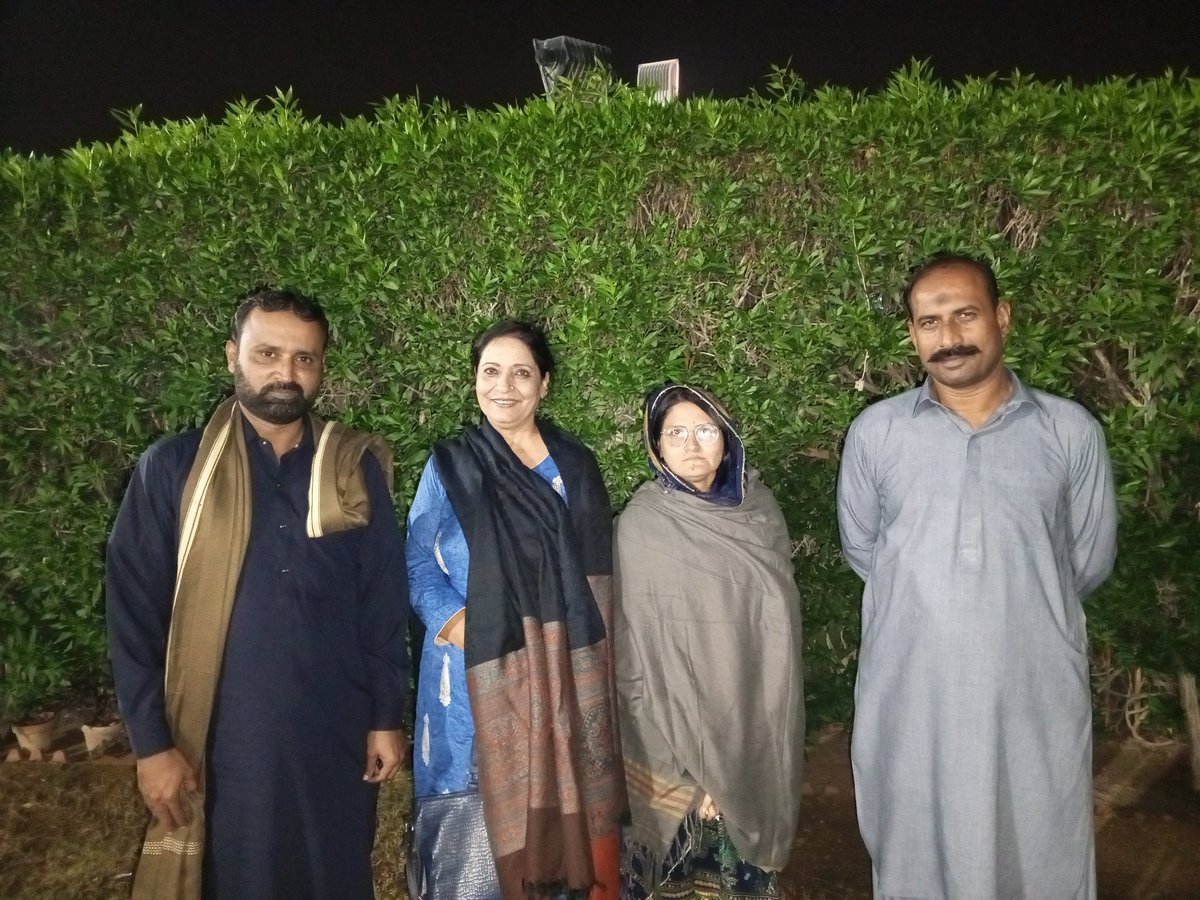 SaleemKhan_uc7's tweet photo. بابائے قوم #QaidAzam محمد علی جناح کی فیملی سے ملاقات میں بہت سے سیاسی و سماجی اشوز پر گفتگو۔
پاکستان کے موجودہ سیاسی تناظر پر محترمہ رخسانہ جناح کی دسترس اور انکی ترجیحات وحل کی تجاویز اور پاکستان سے محبت کے جذبات نے اس خاندان کی عزت و قدر مزید دوگنی کردی
#KarachiWorks https://t.co/qk8KqKQKO2