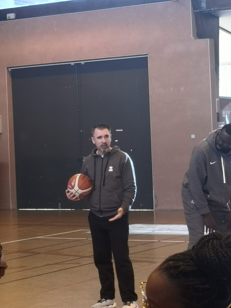 sidney_deane's tweet photo. Nouvelle journée de formation pour les entraîneurs, encore un bon moment d'échanges et de partages. #detb https://t.co/IggNDUDSo5