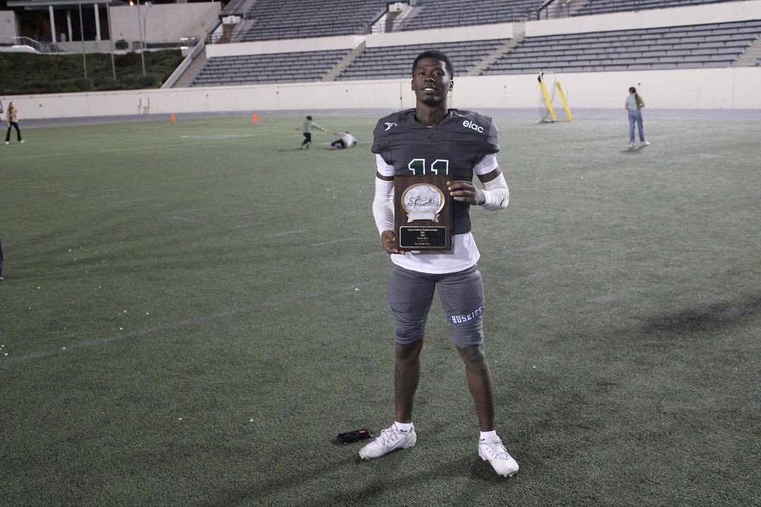 ballouttjaay's tweet photo. Blessed to receive MVP of the patriotic Bowl game … season highlights dropping soon! @ELAC_Football https://t.co/JrkoWUlNgI