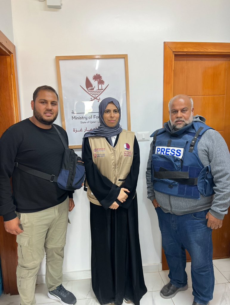 رسالتي اليوم من غزة إلى الطواقم الصحفية  المرابطة في كل الأراضي الفلسطينية المحتلة لا سيما #غزة ، أنتم اليوم سمع وبصر العالم وأنتم ضمير الإنسانية فسلام الله عليكم حيثما كنتم 🇵🇸 

على أرض الرباط تشرفت بلقاء الصحفي المرابط والإنسان الكبير بصموده وإيمانه أخي العزيز وائل الدحدوح.