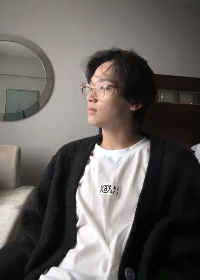 wdlN0HEART8's tweet photo. ⠀
อะไรวะ นัดชุดนอนแต่ทุกคนจัดเต็มเว่อ
มารูในเสื้อยืดกางเกงขาสั้นและคาร์ดิแกนกากๆกำลังเหม่อ อ้อ ลืมอีกอย่าง เขาล้างหน้าแล้วด้วย เปลือยหน้าสดโชว์ไปเลยดิ
“แน่ใจนะว่าตี้ชุดนอน นึกว่าจะไปต่อแฟชั่นโชว์”
#MapleEnt
⠀ https://t.co/YhkhHdiYVm