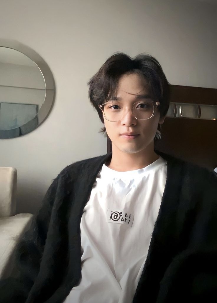 wdlN0HEART8's tweet photo. ⠀
อะไรวะ นัดชุดนอนแต่ทุกคนจัดเต็มเว่อ
มารูในเสื้อยืดกางเกงขาสั้นและคาร์ดิแกนกากๆกำลังเหม่อ อ้อ ลืมอีกอย่าง เขาล้างหน้าแล้วด้วย เปลือยหน้าสดโชว์ไปเลยดิ
“แน่ใจนะว่าตี้ชุดนอน นึกว่าจะไปต่อแฟชั่นโชว์”
#MapleEnt
⠀ https://t.co/YhkhHdiYVm
