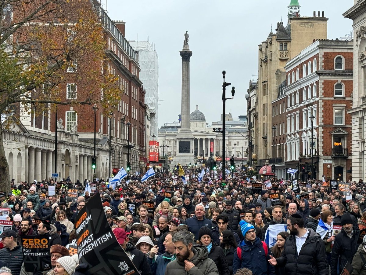 Shadow cabinet member and LFI vice-chair @peterkyle at this afternoon’s #MarchAgainstAntisemitism: “We cannot escape and cannot ignore the tsunami of antisemitism that has swept the country since October 7. “Your community will never stand alone.”