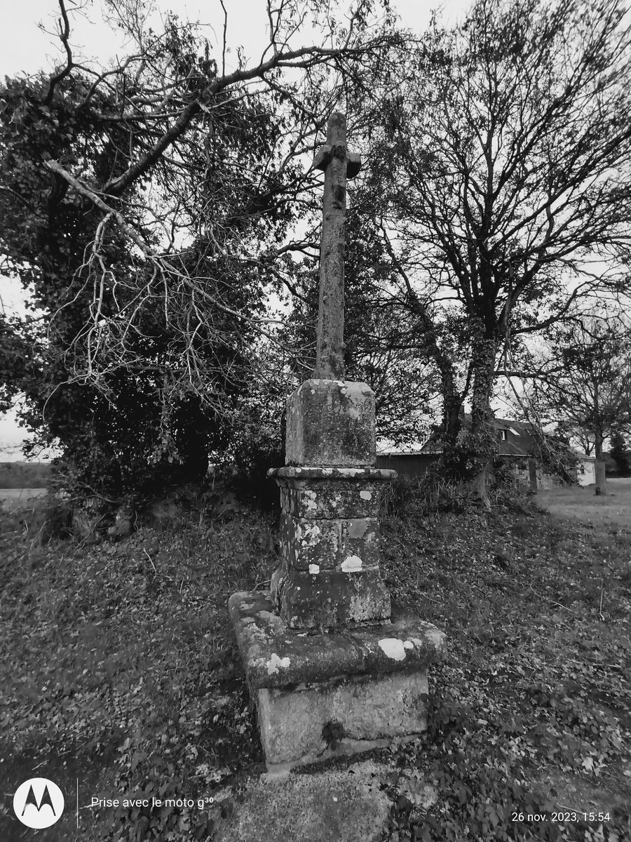ThiChaplain's tweet photo. En Noir et Blanc ou en Couleur cette croix (ce n'est pas un #Calvaire) est en bordure de route entre #Duault et #Locarn. #Argoat #Bretagne #CôtesdArmor https://t.co/TJTvXnK5j6